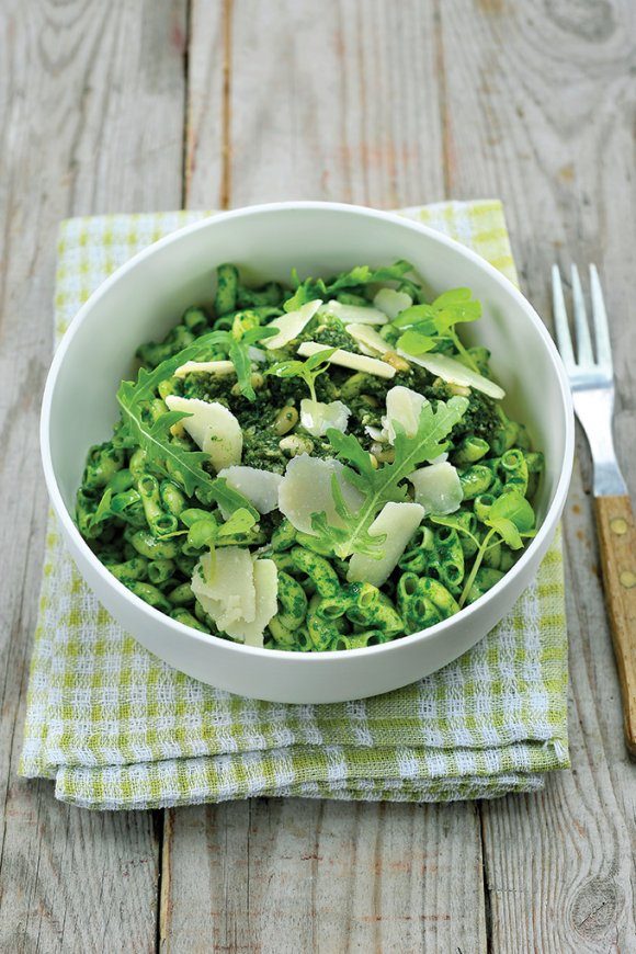 Pasta met pesto en groene kruiden