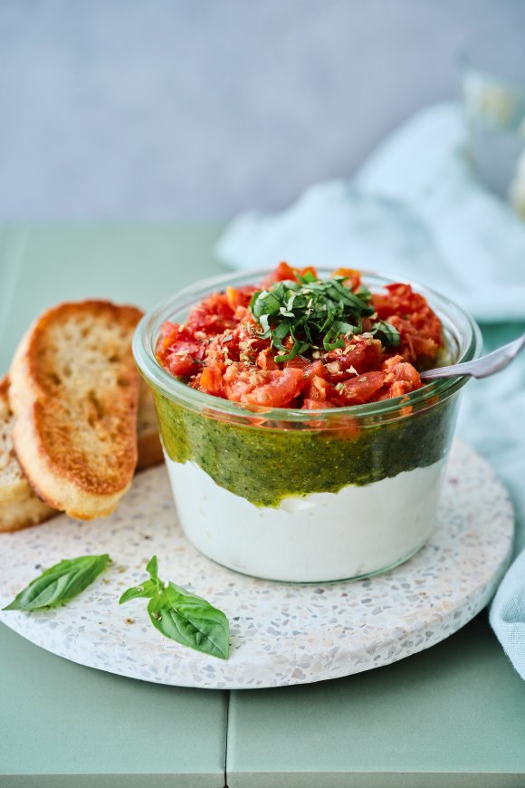 Italiaanse dip met burrata, pesto en zongedroogde tomaatjes