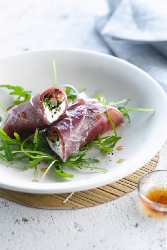 Wrap van rijstpapier, bresaola en rucola