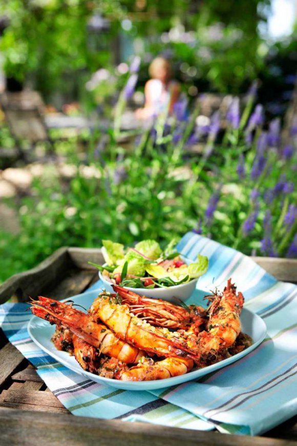 Gemarineerde gamba's met een zuiderse salade