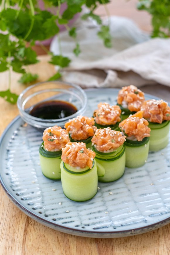 Sushirolletjes met komkommer en zalm