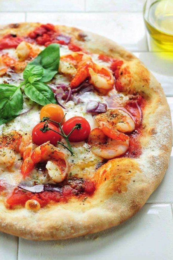 Pizza met scampi, ui en chilipepers