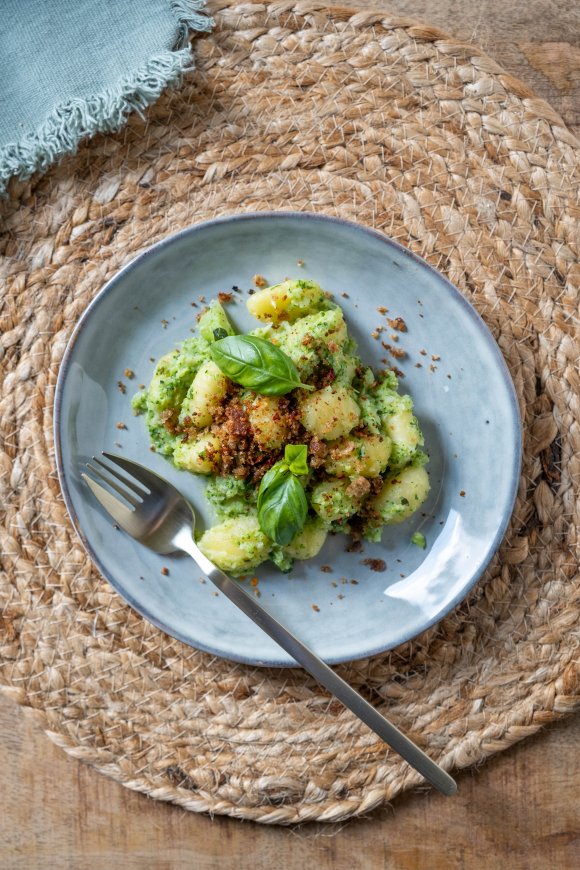 Gnocchi met broccolisaus en ansjovisbroodkruim