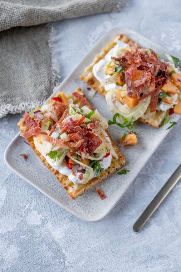 Bruschetta met geitenkaas, parmaham en meloen