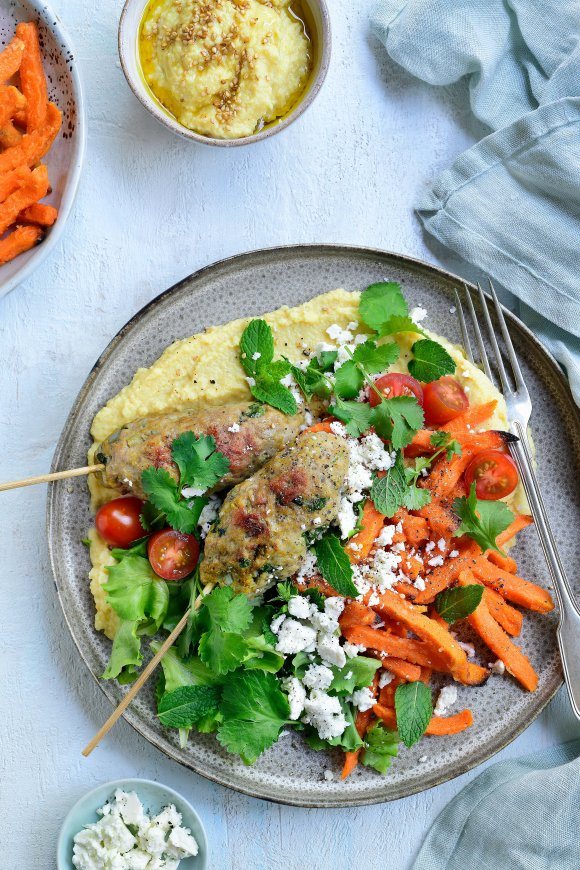 Lamssaté met bloemkoolhummus en zoete aardappelfrietjes