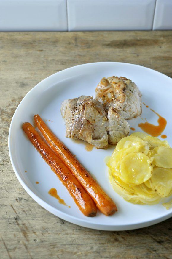 Kalfszwezeriken met wortels en aardappelschijfjes