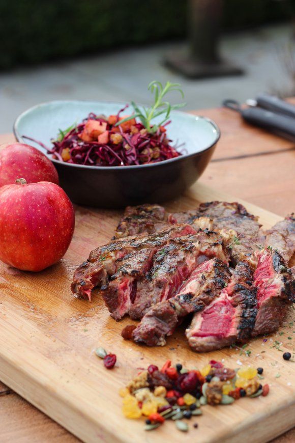 Ierse ribeye met een slaatje van rode kool 