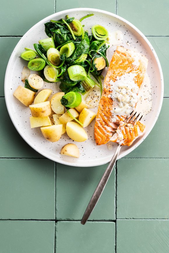 Zalm met roomsaus en gekookte aardappelen