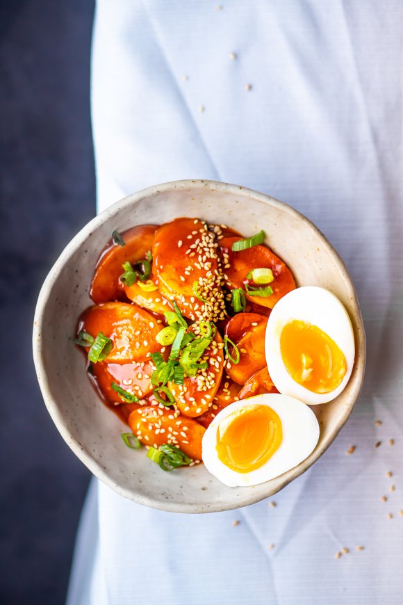 Tteokbokki met een zachtgekookt eitje