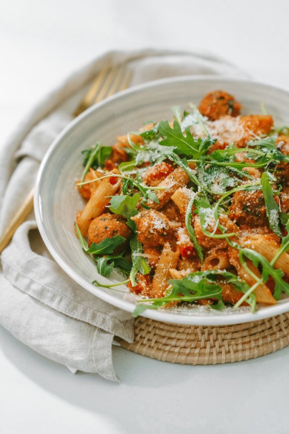 Vegetarische balletjes in tomatensaus met pompoen en penne