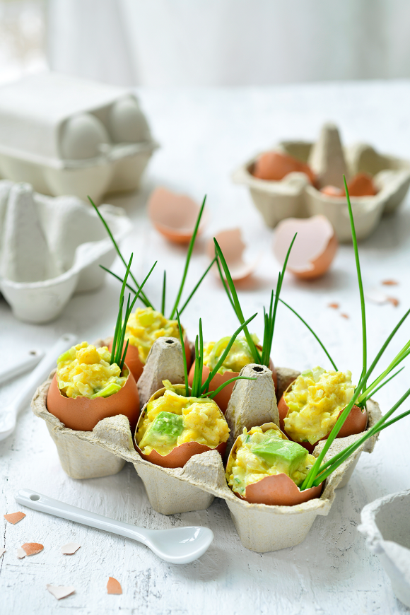 Eierschaal gevuld met eiersalade