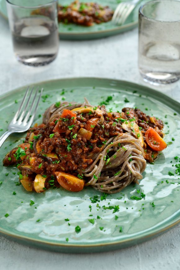 Boekweitspaghetti met linzen en paddenstoelen