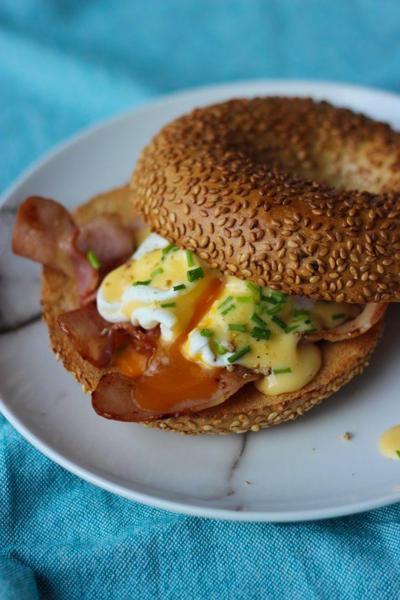 Ontbijtbagel met eggs benedict