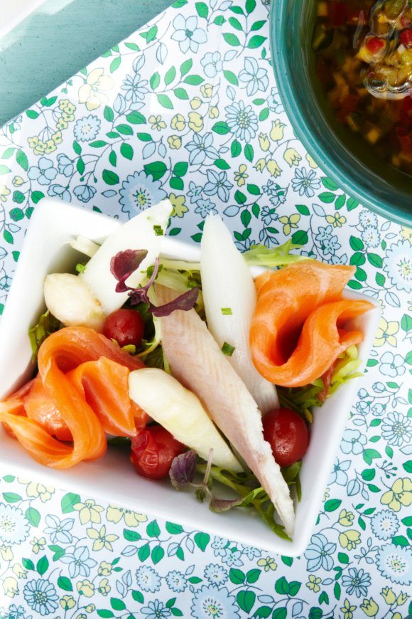 Salade met asperges, gerookte zalm en paling