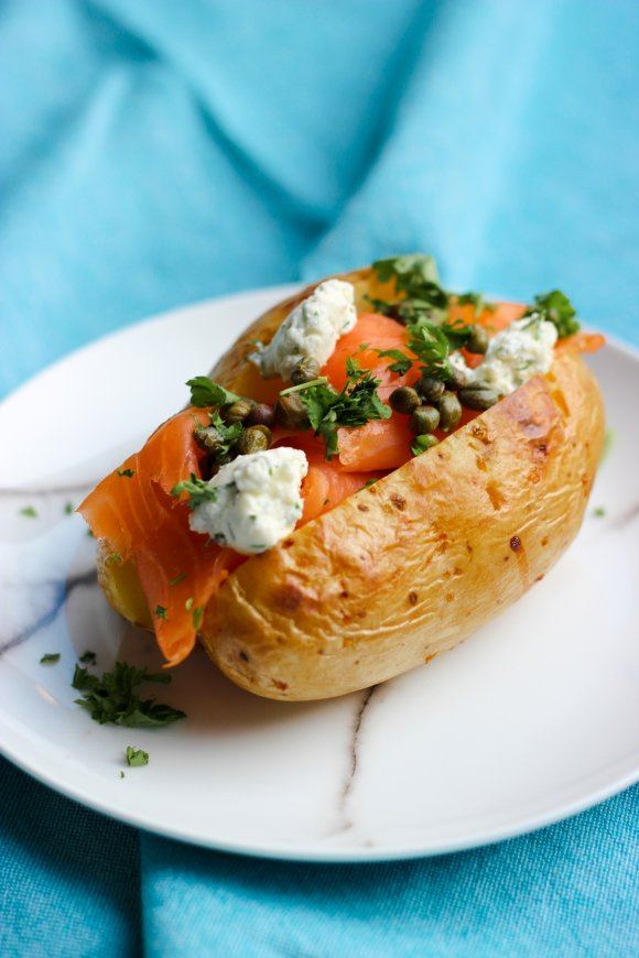 Gevulde aardappel met zalm en kappertjes 