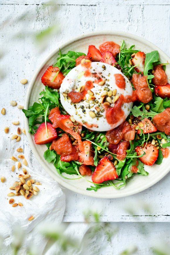 Burratasalade met aardbeien en rabarber