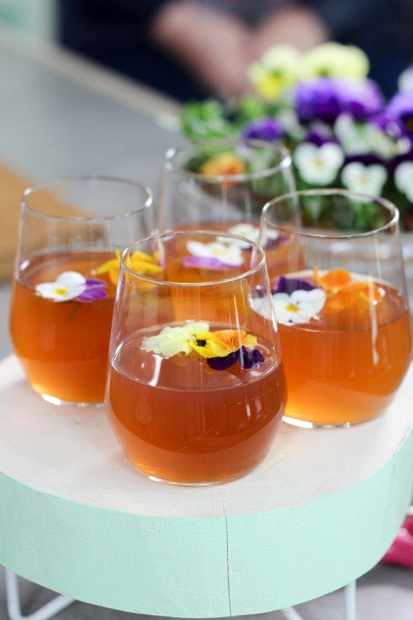 Ice tea met bloemetjes 