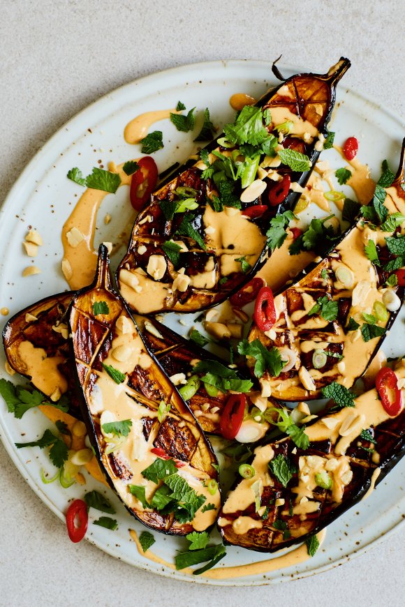 Kleverige aubergines met pinda's