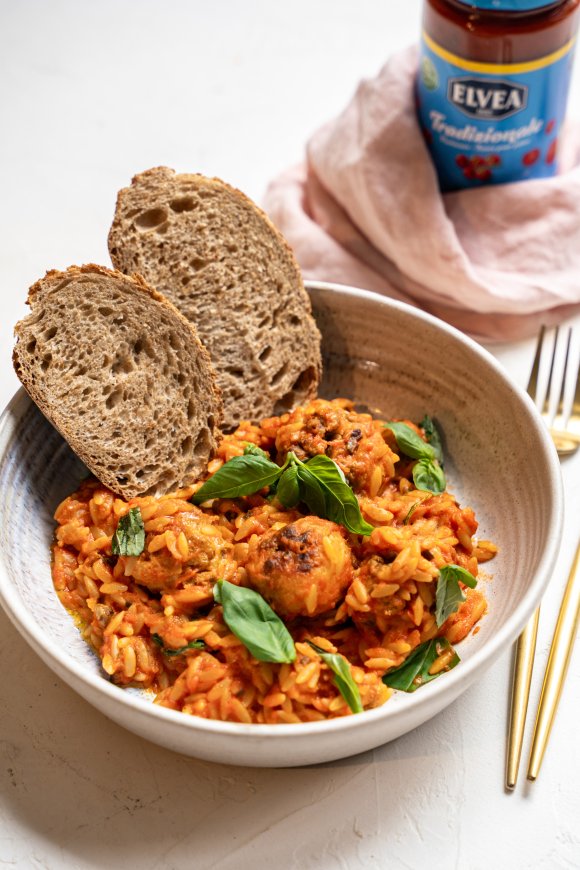 Orzo met tomatensaus en kaasballetjes