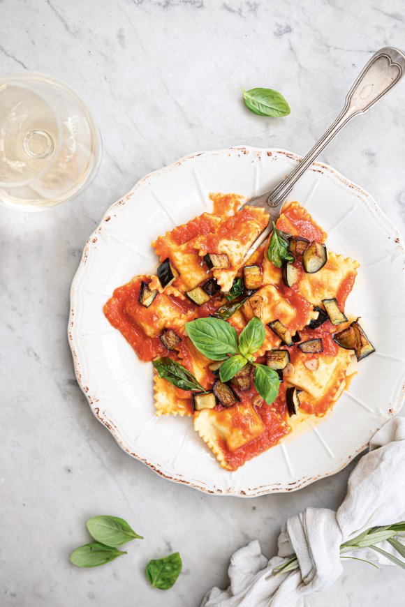 Ravioli met auberginevulling en een zoete tomatensaus