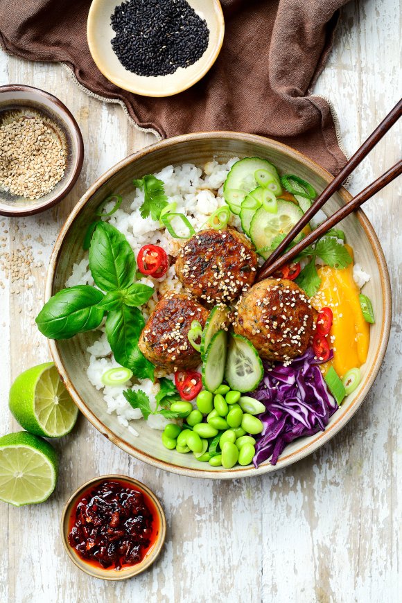 Pokébowl met kippengehaktballetjes