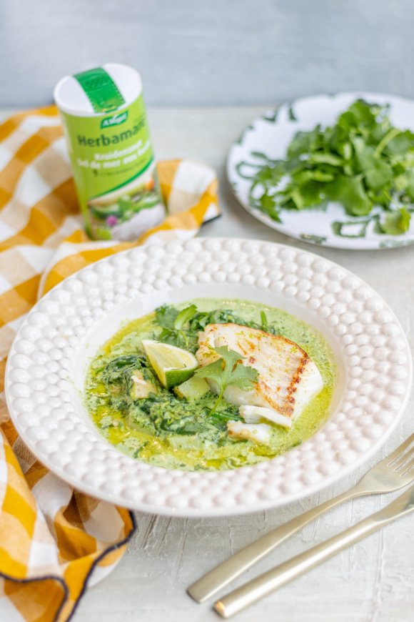 Groene curry met kabeljauw in limoenboter en krielaardappelen