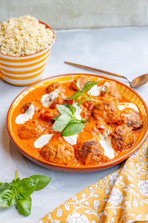 Oosterse balletjes met pittige tomatensaus en komijnrijst