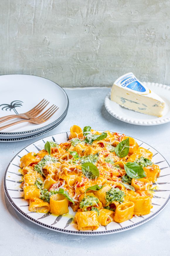 Rigatoni met kaassaus, chorizo en pesto