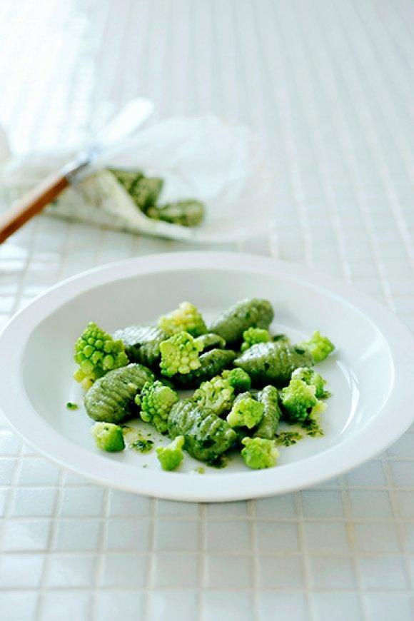 Gnocchi met basilicum, romanesco en algenboter