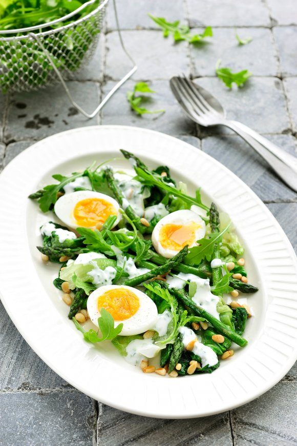 Warme salade met ei en aspergepunten