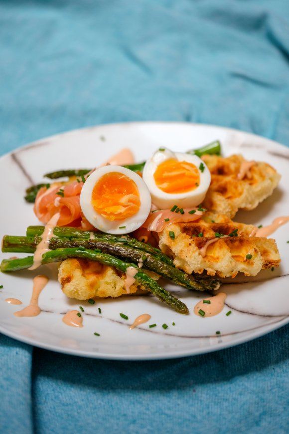 Aardappelwafeltjes met groene asperges en zalm