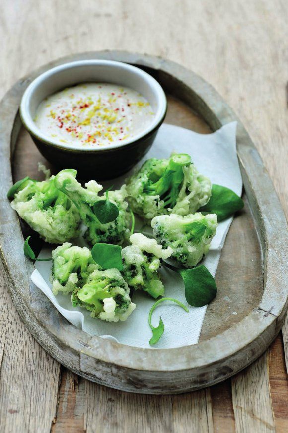 Tempura van broccoli met citroen/cashewdip