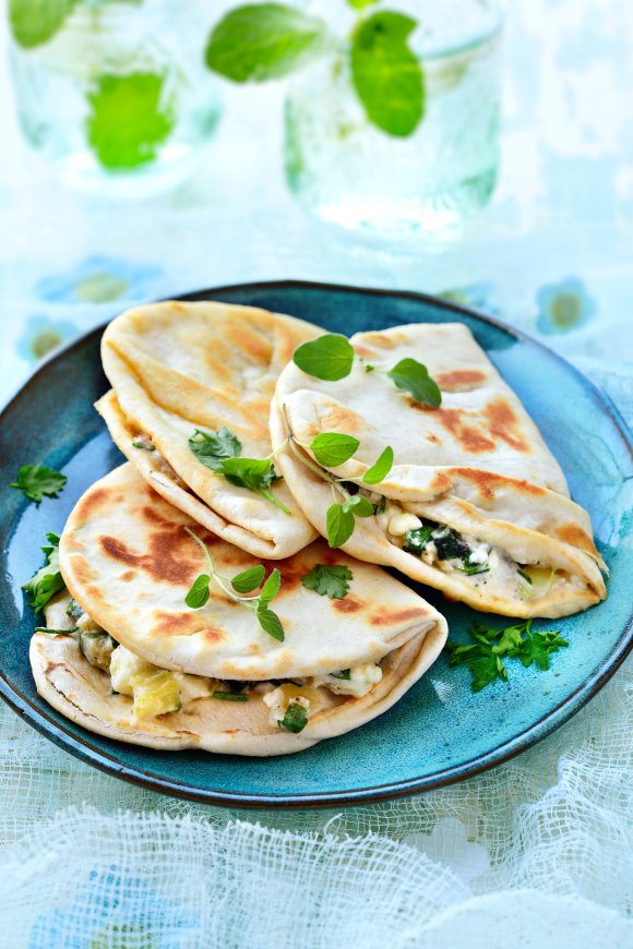 Gevulde platbroodjes met feta, spinazie en munt