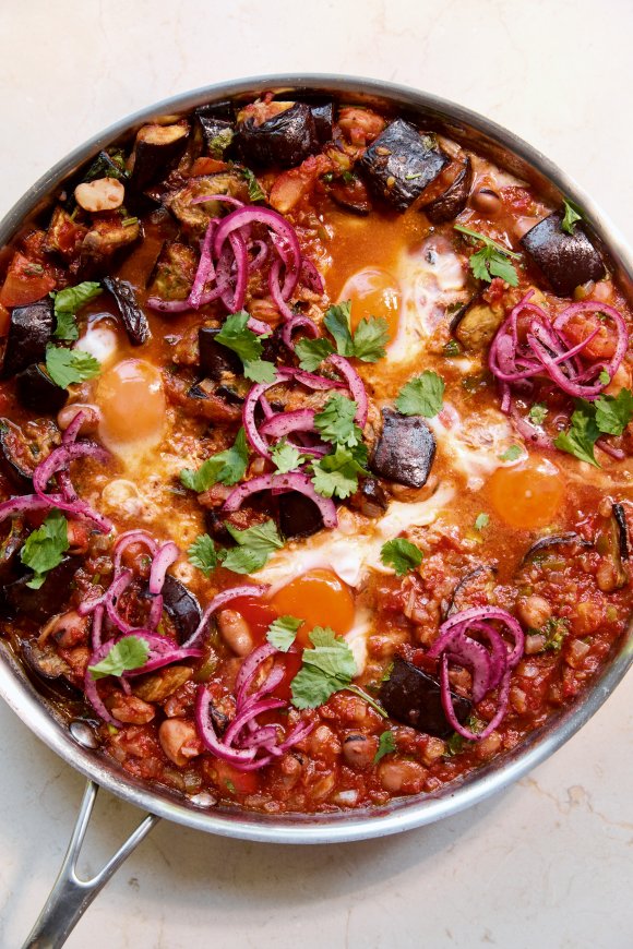 Aubergine en tuinbonen met eieren