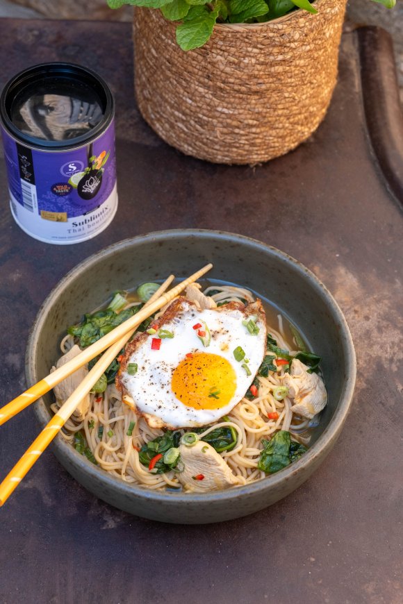 Snelle ramen noedels met kip en een eitje