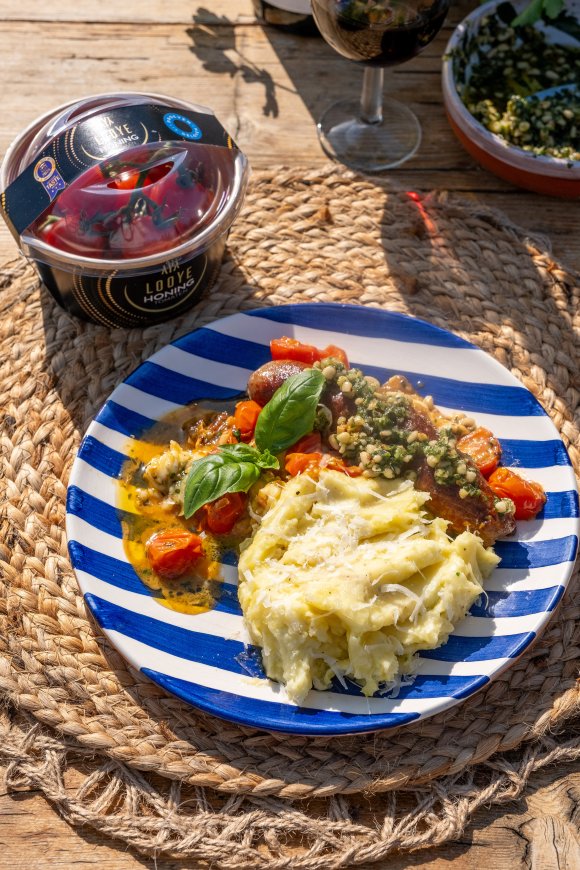 Worst in tomatensaus met olijfoliepuree