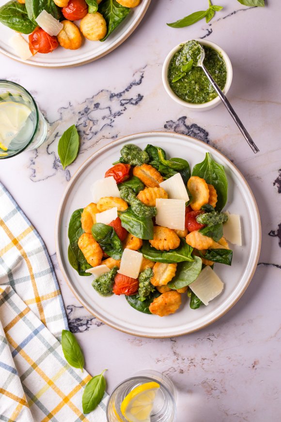 Gnocchi tricolore met kerstomaatjes en spinazie