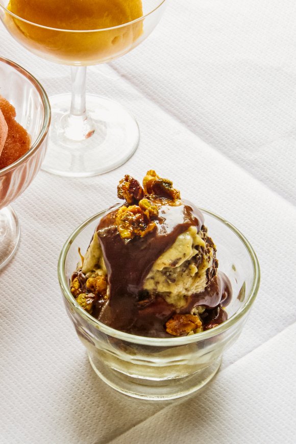 Gebakken bananenijs met chocoladefudgesaus