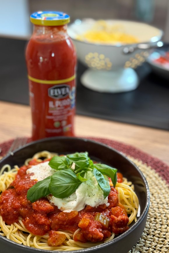 Pasta met tomatensaus, chorizo en burrata