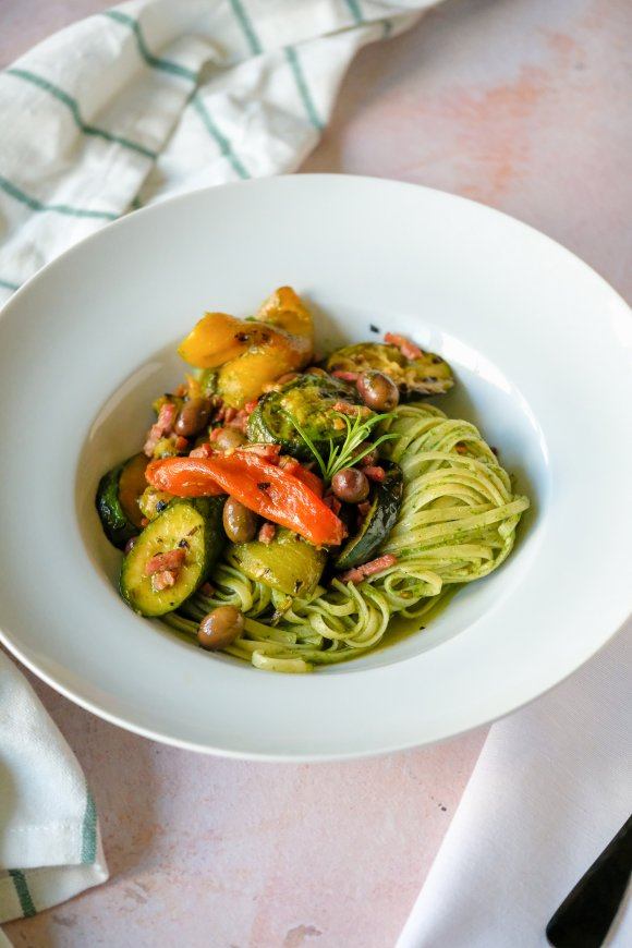 Pasta met gegrilde groenten en spek