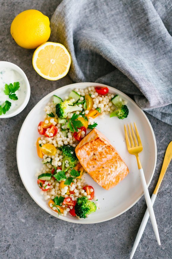 Zalm met parelcouscous en groentjes