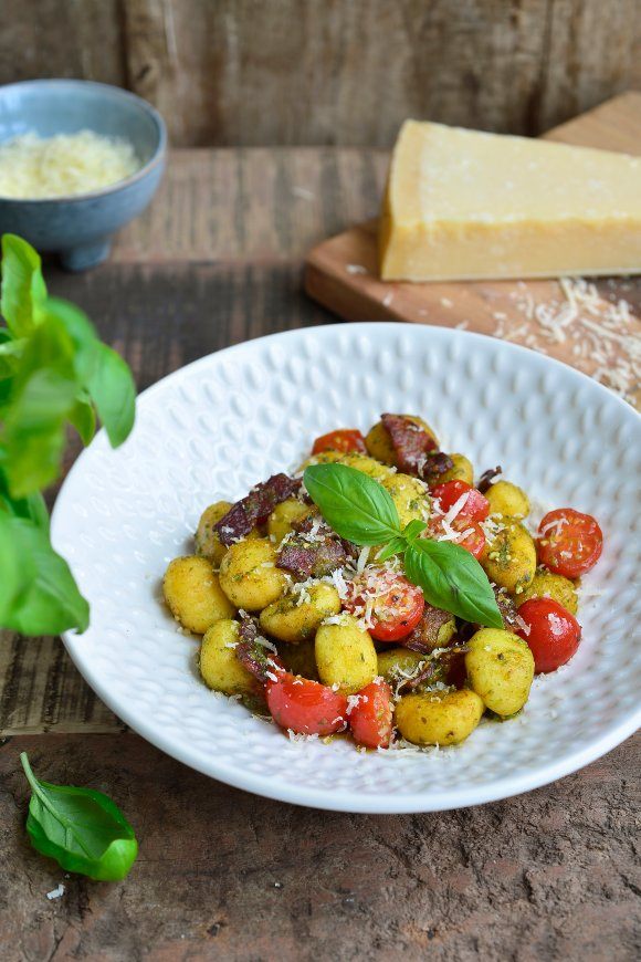 Gebakken gnocchi met groene pesto en spek