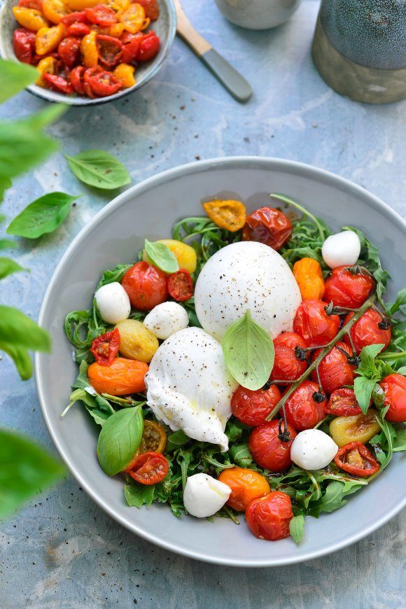 Salade met geroosterde tomaatjes en burrata