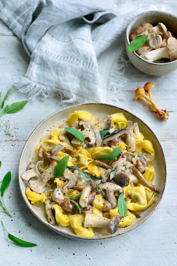 Tortellini met saus van bospaddenstoelen en salie