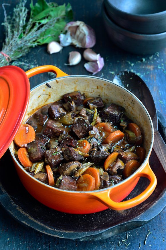 Vegan stoverij van seitan en paddenstoelen