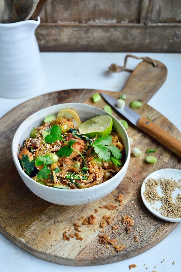 Wok van glasnoedels met paksoi en sesamkip