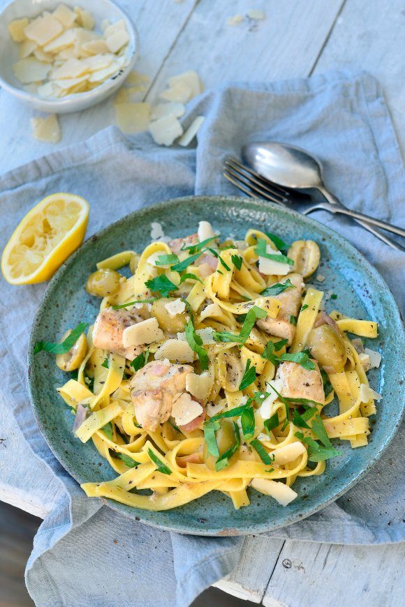 Tagliatelle met citroenkip en groene olijven