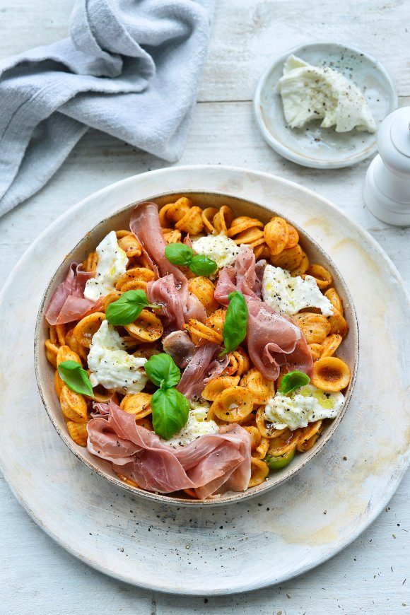 Orecchiette met rode pesto, mozzarella en parmaham