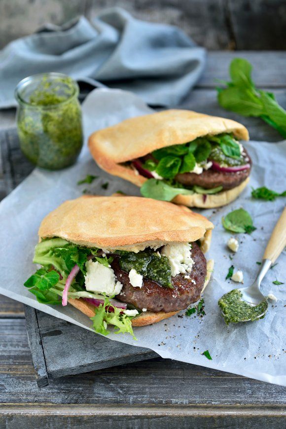 Pitabroodjes met lamsburgers, muntpesto en gepekelde rode ui