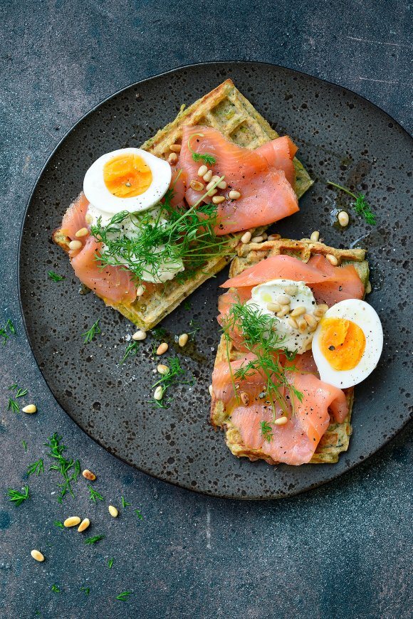 Wafels van courgette met gerookte zalm